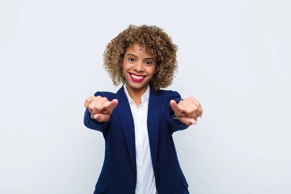 Joven Mujer Afroamericana Sentirse Feliz Seguro Apuntando Cámara Con Ambas — Foto de Stock