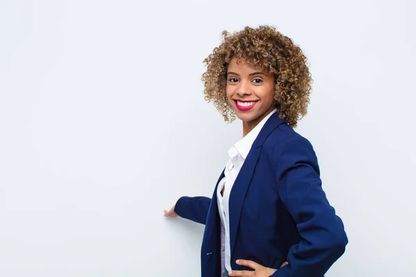 Jovem Afro Americana Sentindo Feliz Alegre Sorrindo Acolhendo Você Convidando — Fotografia de Stock