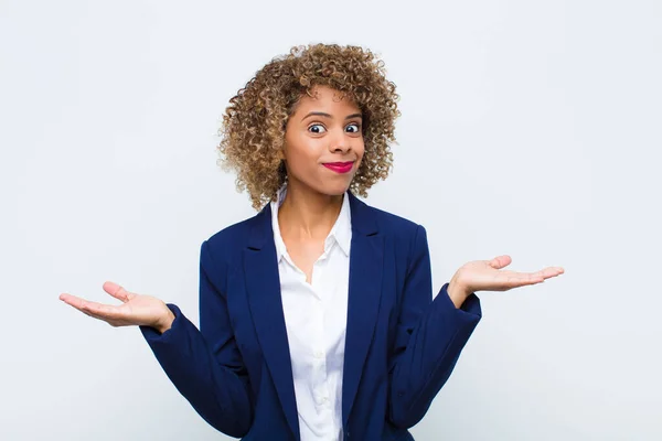 Mujer Joven Afroamericana Sintiéndose Confundida Confundida Dudando Ponderando Eligiendo Diferentes — Foto de Stock