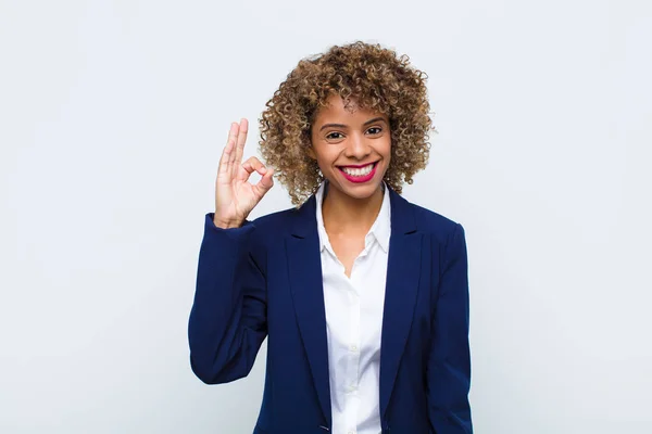 Joven Mujer Afroamericana Sintiéndose Feliz Relajada Satisfecha Mostrando Aprobación Con — Foto de Stock