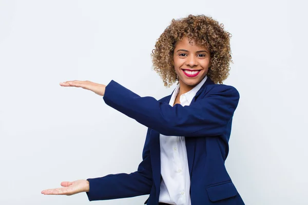 Joven Mujer Afroamericana Sonriendo Sintiéndose Feliz Positiva Satisfecha Sosteniendo Mostrando — Foto de Stock