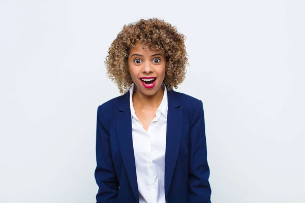 Joven Mujer Afroamericana Buscando Muy Sorprendido Sorprendido Mirando Con Boca — Foto de Stock