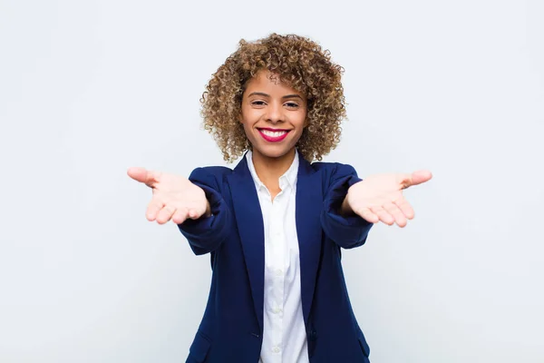 Joven Mujer Afroamericana Sonriendo Alegremente Dando Cálido Amistoso Cariñoso Abrazo — Foto de Stock