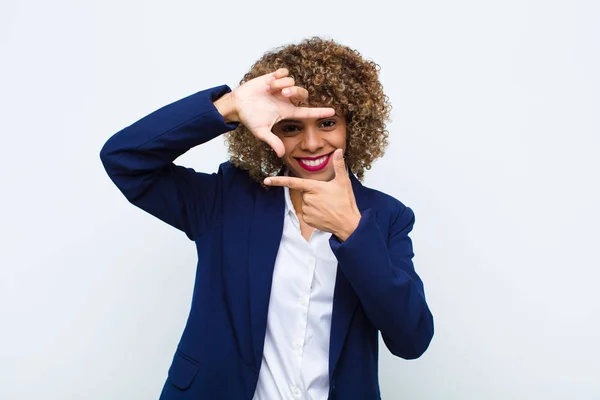 Ung Kvinna Afrikansk Amerikan Känner Sig Glad Vänlig Och Positiv — Stockfoto