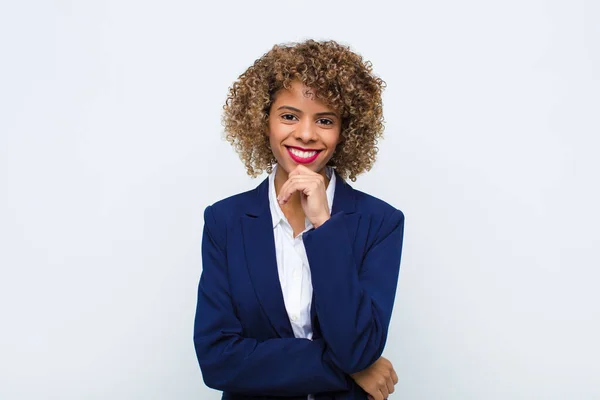 Joven Mujer Afroamericana Sonriendo Disfrutando Vida Sintiéndose Feliz Amistosa Satisfecha — Foto de Stock