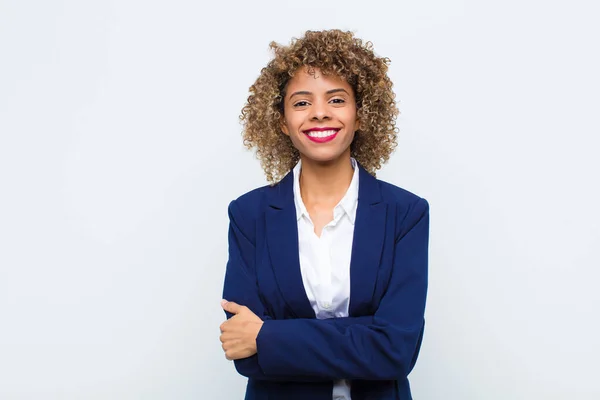 Joven Mujer Afroamericana Buscando Como Feliz Orgulloso Satisfecho Triunfador Sonriendo — Foto de Stock