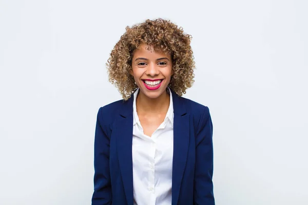 Mujer Joven Afroamericana Con Una Sonrisa Grande Amigable Despreocupada Con — Foto de Stock