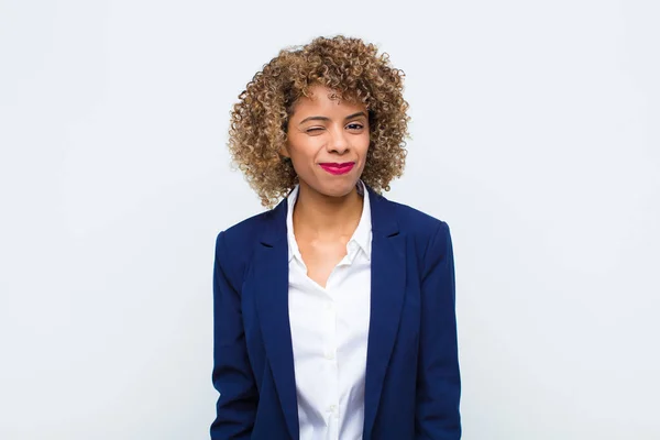 Joven Mujer Afroamericana Mirando Feliz Amable Sonriendo Guiñando Ojo Usted — Foto de Stock