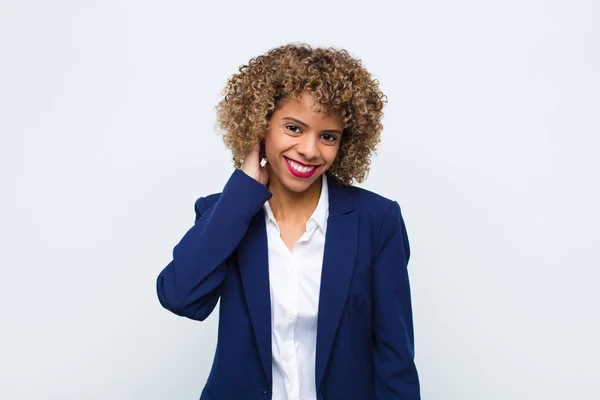 Ung Kvinna Afrikansk Amerikan Skrattar Glatt Och Tryggt Med Avslappnad — Stockfoto