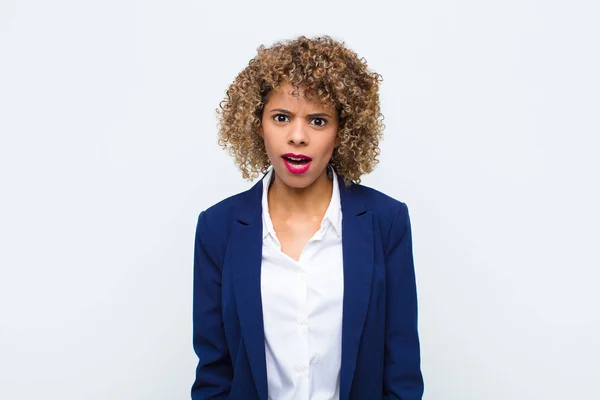 Afro Amerikan Görünümlü Genç Kadın Şok Olmuş Kızgın Sinirli Hayal — Stok fotoğraf