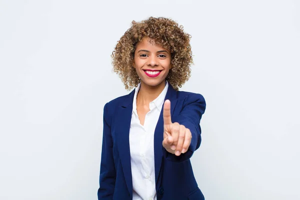 Joven Mujer Afroamericana Sonriendo Orgullosa Confiadamente Haciendo Pose Número Uno — Foto de Stock