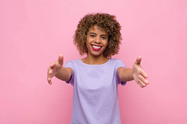 Jong Afrikaans Amerikaans Vrouw Glimlachen Vrolijk Het Geven Van Een — Stockfoto