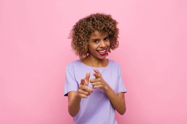 Jong Afrikaans Amerikaans Vrouw Gevoel Gelukkig Cool Tevreden Ontspannen Succesvol — Stockfoto