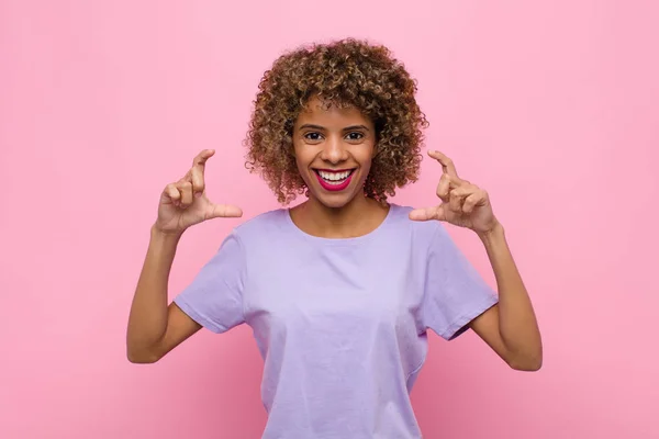 Jong Afrikaans Amerikaans Vrouw Inlijsten Schetsen Van Eigen Glimlach Met — Stockfoto