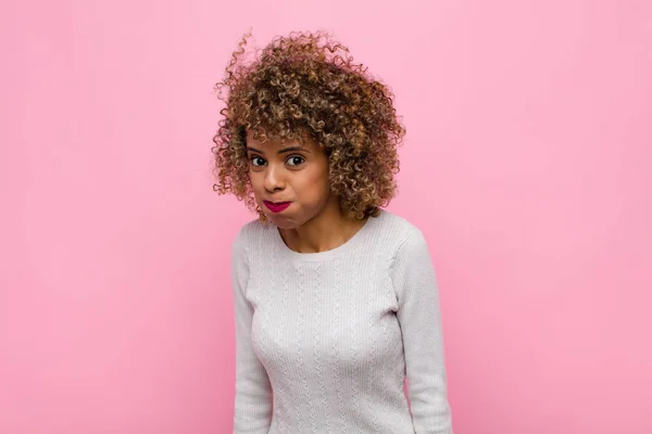 Mujer Afroamericana Joven Con Una Expresión Tonta Loca Sorprendida Mejillas — Foto de Stock