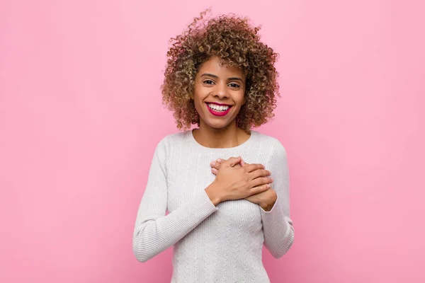 Jovem Afro Americana Sentindo Romântico Feliz Apaixonado Sorrindo Alegremente Segurando — Fotografia de Stock