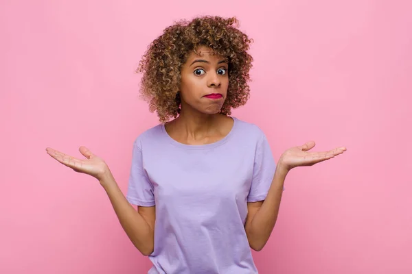 Mujer Afroamericana Joven Sintiéndose Perpleja Confundida Dudando Ponderando Eligiendo Diferentes —  Fotos de Stock