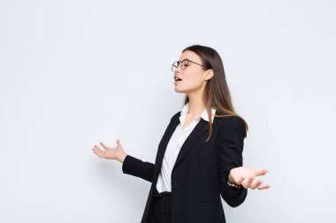 Genç iş kadını opera yapıyor ya da bir konserde şarkı söylüyor, romantik, sanatsal ve tutkulu hissediyor beyaz duvara karşı