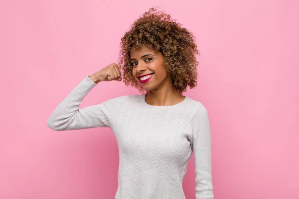 Joven Mujer Afroamericana Sintiéndose Feliz Satisfecho Poderoso Ajuste Flexible Bíceps — Foto de Stock