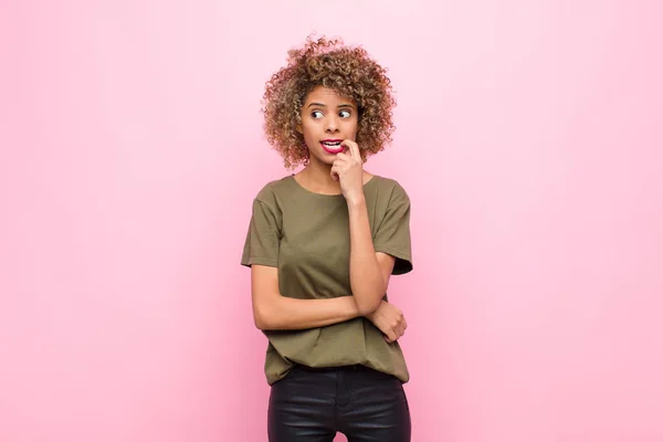 Joven Mujer Afroamericana Con Mirada Sorprendida Nerviosa Preocupada Asustada Mirando — Foto de Stock