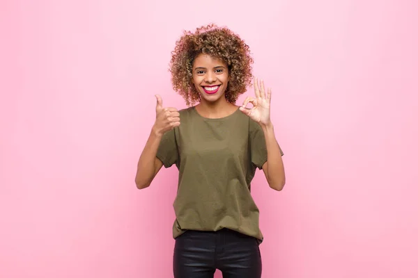 Νεαρή Αφροαμερικάνα Που Αισθάνεται Ευτυχισμένη Έκπληκτη Ικανοποιημένη Και Έκπληκτη Που — Φωτογραφία Αρχείου