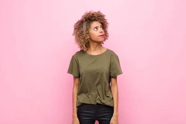 Mujer Afroamericana Joven Con Una Expresión Preocupada Confusa Despistada Mirando — Foto de Stock