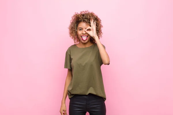 Jovem Afro Americana Sorrindo Feliz Com Cara Engraçada Brincando Olhando — Fotografia de Stock