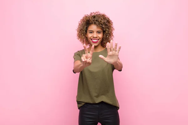 Jeune Femme Afro Américaine Souriante Amicale Montrant Numéro Sept Septième — Photo