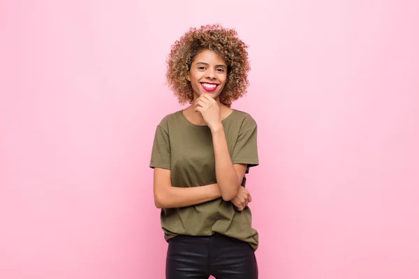 Joven Mujer Afroamericana Sonriendo Disfrutando Vida Sintiéndose Feliz Amistosa Satisfecha — Foto de Stock