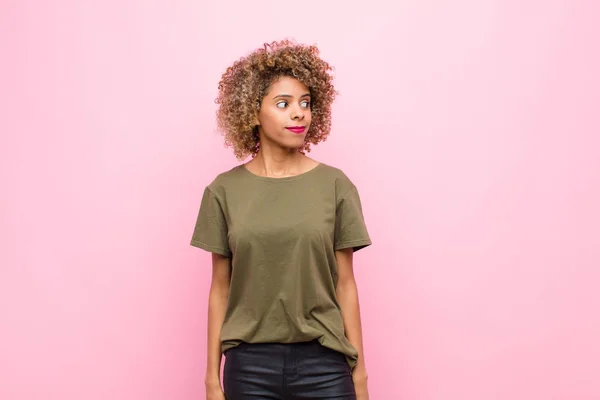 Ung Afrikansk Amerikansk Kvinna Undrar Tänker Glada Tankar Och Idéer — Stockfoto