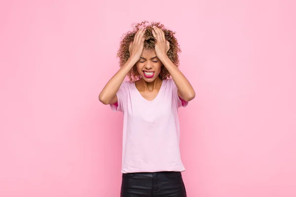 Jovem Afro Americana Sentindo Estressada Ansiosa Deprimida Frustrada Com Uma — Fotografia de Stock