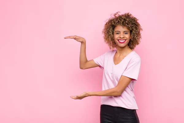 Jeune Femme Afro Américaine Tenant Objet Avec Les Deux Mains — Photo