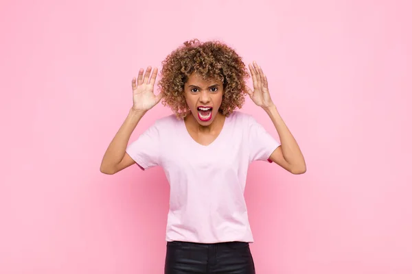 若いアフリカ系アメリカ人の女性がパニックや怒りで叫び ショックを受け 恐れや激怒し ピンクの壁に向かって手をつないで — ストック写真