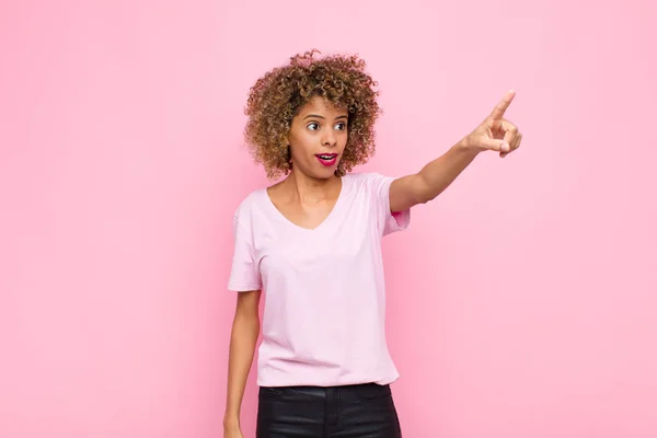 Jovem Afro Americana Sentindo Chocado Surpreso Apontando Olhando Para Cima — Fotografia de Stock