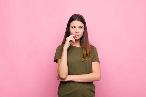 Junge Hübsche Frau Mit Überraschtem Nervösem Besorgtem Oder Verängstigtem Blick — Stockfoto