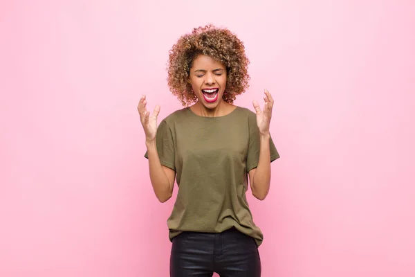 Jeune Femme Afro Américaine Furieusement Crier Sentant Stressé Ennuyé Avec — Photo