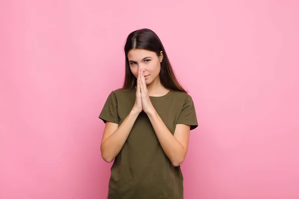 Jovem Mulher Bonita Sentindo Preocupado Esperançoso Religioso Orando Fielmente Com — Fotografia de Stock