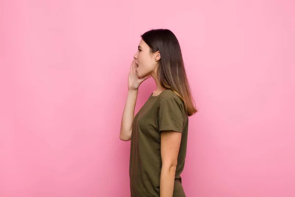 Jovem Bonita Vista Perfil Mulher Olhando Feliz Animado Gritando Chamando — Fotografia de Stock