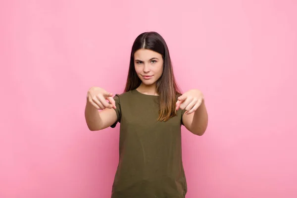 Jovem Bonita Mulher Apontando Para Frente Para Câmera Com Dois — Fotografia de Stock