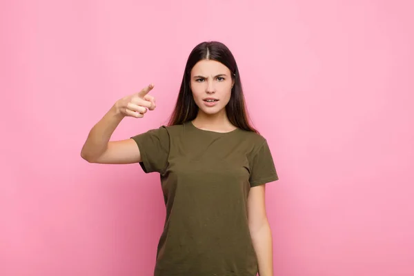 Młoda Ładna Kobieta Celująca Kamerę Wściekłym Agresywnym Wyrazem Twarzy Wyglądająca — Zdjęcie stockowe
