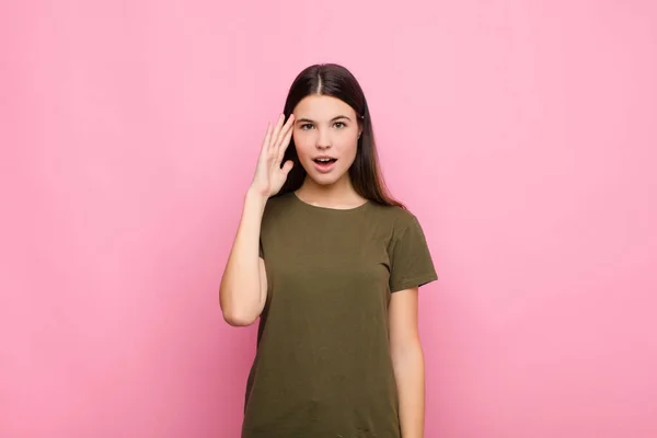 Joven Bonita Mujer Mirando Sorprendido Con Boca Abierta Sorprendido Realizando — Foto de Stock