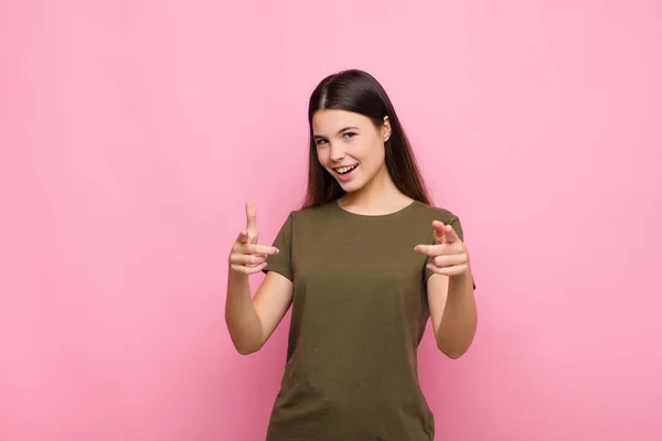 Junge Hübsche Frau Mit Positiver Erfolgreicher Glücklicher Haltung Die Die — Stockfoto