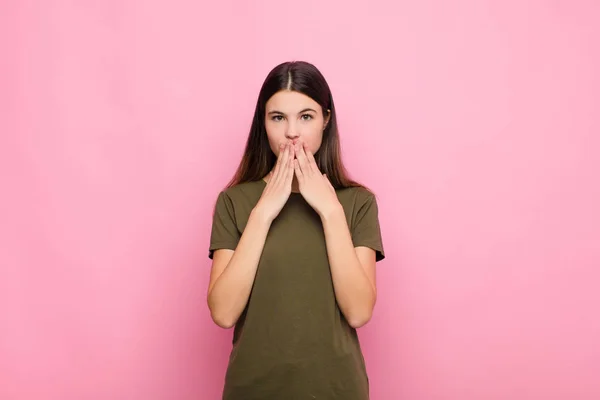 Jovem Mulher Bonita Feliz Animado Surpreso Surpreendido Cobrindo Boca Com — Fotografia de Stock