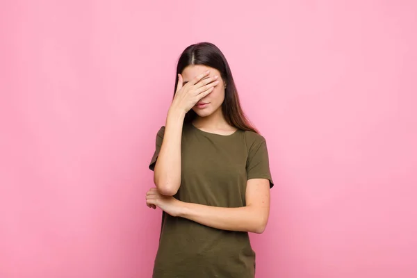 Jovem Bonita Mulher Olhando Estressado Envergonhado Chateado Com Uma Dor — Fotografia de Stock