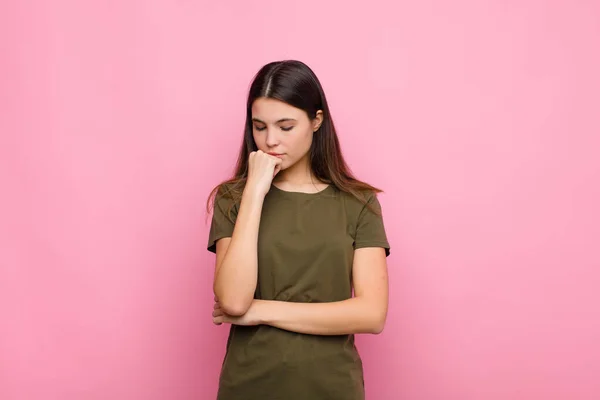 Jovem Mulher Bonita Sentindo Sério Pensativo Preocupado Olhando Para Lados — Fotografia de Stock