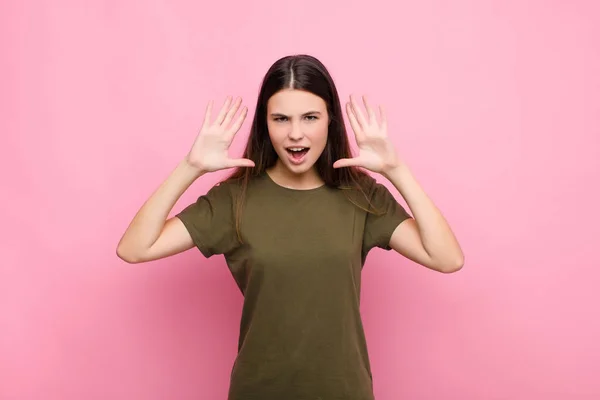 Jovem Mulher Bonita Gritando Pânico Raiva Chocado Aterrorizado Furioso Com — Fotografia de Stock