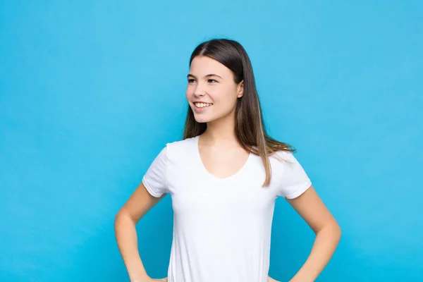 Jovem Bonita Mulher Olhando Feliz Alegre Confiante Sorrindo Orgulhosamente Olhando — Fotografia de Stock