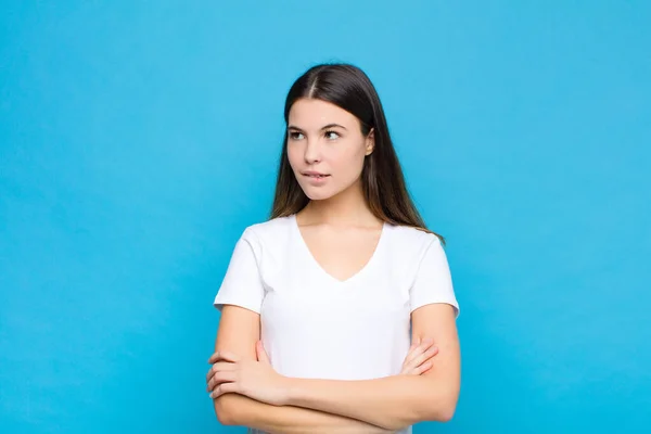 Junge Hübsche Frau Zweifelt Oder Denkt Beißt Lippe Und Fühlt — Stockfoto