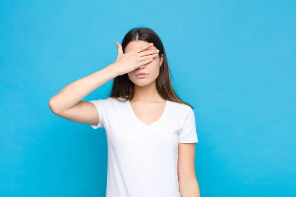 Jonge Mooie Vrouw Bedekken Ogen Met Een Hand Bang Angstig — Stockfoto