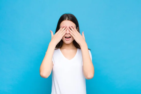 Joven Bonita Mujer Sonriendo Sintiéndose Feliz Cubriendo Los Ojos Con — Foto de Stock